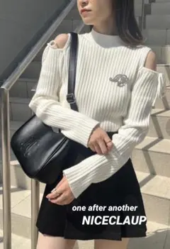 NICECLAUPナイスクラップ　ビジューブローチ付き肩開きにもなるリブニット