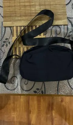 黒いナイロンボディバッグ