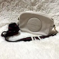 希少✨️COACH カメラバッグ ベージュ デンプシー 型押し シボ革 ショルダーのサムネイル