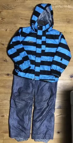 子ども用スキーウェア 青と黒のストライプ