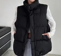 黒のダウンベスト・ノースリーブ