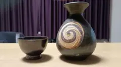 シックな黒い陶器の酒器とお猪口セット