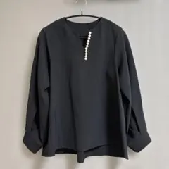 キーネックパール付きブラウスのサムネイル