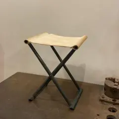 スチール脚の古いフォールディングチェアのサムネイル