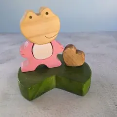 カエルの木製置物（ポーズ2） ハート型付き
