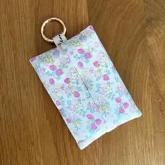白地いちご柄　カラビナ付きティッシュケース　ハンドメイド　春　新学期
