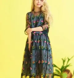 美品⭐︎チュールカラフル花刺繍ワンピースのサムネイル