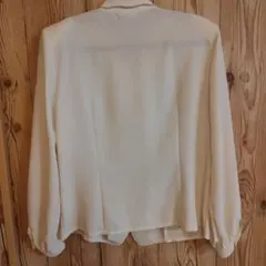 アイボリー 刺繍付き襟 長袖ブラウス