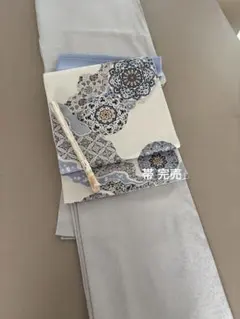 坂東三津五郎 正絹 花唐草 縫い紋 袷 色無地 柔らかなアイスシルバー 未使用