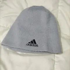 adidas ニット帽 グレー 刺繍ロゴ