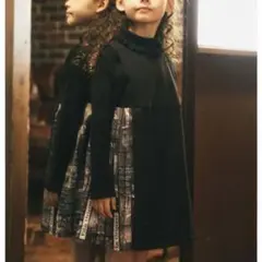 【極美品】 BeBe サテンシネママガジンプリント ワンピース 黒 100