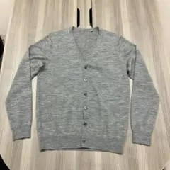 ユニクロ メンズM ピュアニューウールVネックカーディガン　グレー薄手