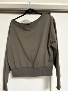 オフショルダー グレー トレーナー