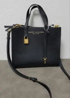 MARC JACOBS ブラックレザーショルダーバッグ