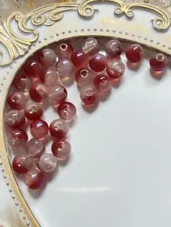 赤とクリアのガラスビーズ　オーロラ加工　３０個