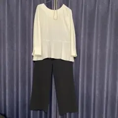 ホワイトフレアトップス＆ブラックワイドパンツセットアップ