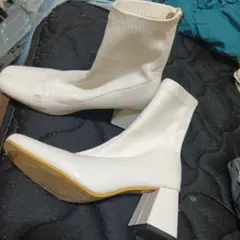 ホワイトブーツ