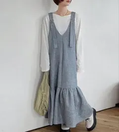 ロングジャンパースカート　ふくれジャガード　XL くすみブルー　Ｖネック　フリル