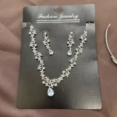 ウェディング　 結婚式　アクセサリー3点セット　ティアラ　ネックレス　ピアス