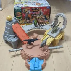 アニア　恐竜バトルキングダム　ブラックティラノ付＋おまけのアニアフィギュア4体