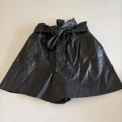 ZARA 黒 フェイクレザーショートパンツ ウエストリボン付き