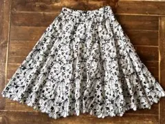 白黒花柄 フレアスカート ひざ丈