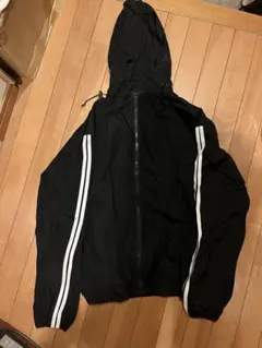 黒いフード付きウィンドブレーカー