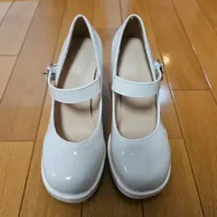 ホワイト ストラップ付きヒール