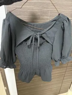 オフショルダー ブラックシャーリング トップス