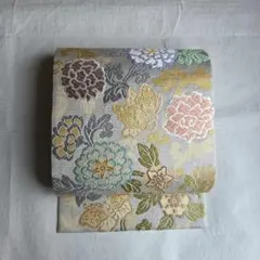 パステルカラーの花と蝶を締める　つづれ唐織の袋帯