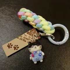 ⑭水色の服の白ネコチャーム　パラコード カラナビ キーリング　キーホルダー肉球柄