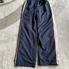 濃紺でピンクラインのズボン