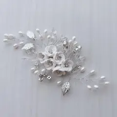 【新品】ヘッドドレス 髪飾り 結婚式 二次会 花飾り シルバー 白 ビーズ
