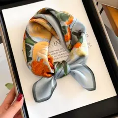 淡いブルーにイエローの花柄 絵画アート柄　シルクスカーフ　シルク100% 首元