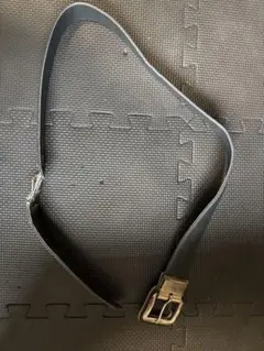 黒い金属バックルベルト