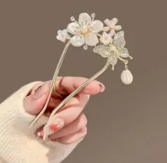 蝶と花のモチーフ U字型ヘアピン　ホワイト＆ライトピンク 新品未使用