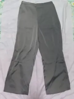 ユニクロ　サテンリラックスストレートパンツ　グリーンLサイズ