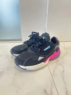 adidas スニーカー ブラック ピンク
