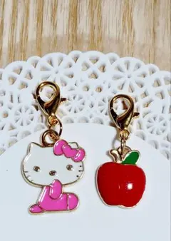 ハローキティ と りんごの チャーム　　ピンク色