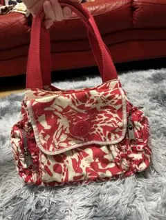 赤と白のショルダーバッグ