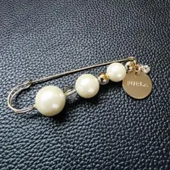 フルラ FURLA ブローチ パール ピン ゴールド ロゴ チャーム ストールのサムネイル