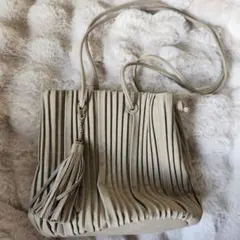 ベージュ プリーツ ショルダーバッグ タッセル付き