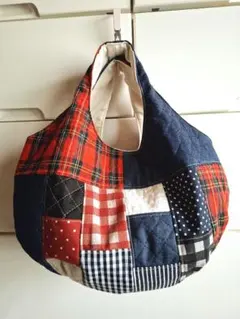 赤ネイビータータンチェックパッチワーク　ころりん丸底グラニーバッグ　ハンドメイド