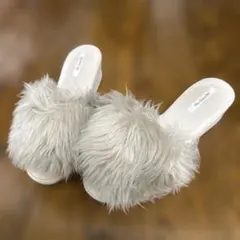 ファー付きグレーのスリッパ