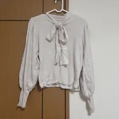 GRLリボン付きライトベージュニット