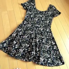 フォーエバー21 ブラック　花柄半袖　Aラインワンピース