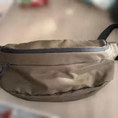 オリーブグリーン ボディバッグ ナイロン製