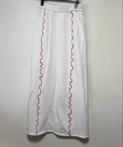 ホワイト ロングスカート 赤い波形縫い目