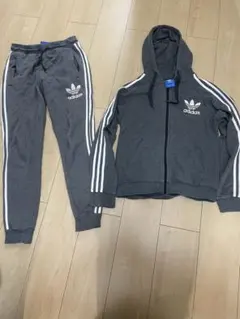 アディダスオリジナル　セットアップ　グレー　adidas
