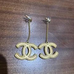 CHANEL ゴールド ロゴ ドロップピアス